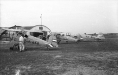 Magyarország, Szentes, repülőtér, Bücker Bü 131 "Jungmann" magyar neve "Csíz" repülőgépek és egy Zlin-381 Fecske típusú repülőgép., 1949, UVATERV, repülőgép, repülőtér, Bücker-márka, Zlin-márka, Zlín Z381 Fecske, Bücker Bü 131, Fortepan #92033