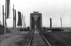 Hungary, Komarno, vasúti híd az újjáépítés utáni átadás alkalmával., 1954, UVATERV, flag, railway bridge, national emblem, bilingual sign, Gerő Szikszay-design, border, Fortepan #92044