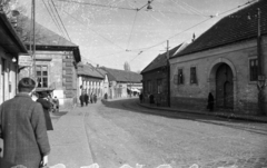 Magyarország, Budapest XXII., Nagytétényi út (Vörös Hadsereg útja) a Szabadság utca irányából a város felé nézve, balra a HÉV végállomásának forgalmi épülete., 1960, UVATERV, járókelő, utcakép, életkép, HÉV, sorsjegy-árus, Budapest, Fortepan #92057