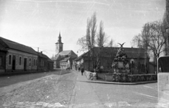 Magyarország, Budapest XXII., Szentháromság (Nagytétényi Szőlő) tér, I. világháborús emlékmű. A Nagytétényi út (Vörös Hadsereg útja) a Nagyboldogasszony-templom felé nézve., 1960, UVATERV, utcakép, szemetes, Budapest, Fortepan #92059