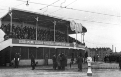 Magyarország, Budapest XIII., az Árpád (Sztálin) híd avatására épített tribün., 1950, UVATERV, életkép, Lenin-ábrázolás, avatás, rendőr, politikai dekoráció, címer, csibilámpa, Rákosi Mátyás-ábrázolás, Sztálin ábrázolás, Budapest, nézőtér, néző, sínpálya, Fortepan #92081