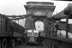 Magyarország, Budapest I., a Széchenyi Lánchíd budai hídfője, háttérben jobbra a mai Belügyminisztérium épülete., 1949, UVATERV, híd, autóbusz, pótkocsi, MÁVAG-márka, hídfő, MÁVAG Tr5, Budapest, függőhíd, Duna-híd, Rákosi-címer, William Tierney Clark-terv, Fortepan #92093