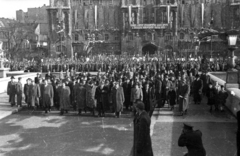 Magyarország, Budapest V., Széchenyi István (Roosevelt) tér. Az újjáépített Széchenyi Lánchíd átadási ünnepsége, háttérben a Gresham-palota., 1949, UVATERV, tömeg, szálloda, ünnepség, szecesszió, politika, politikai dekoráció, palota, Budapest, Quittner Zsigmond-terv, Vágó József-terv, zászlódísz, Art Nouveau, Fortepan #92094