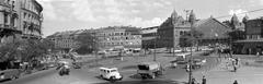 Magyarország, Budapest VI.,Budapest XIII., Nyugati (Marx) tér, szemben a Westend-ház és a Nyugati pályaudvar., 1953, UVATERV, forgalom, autóbusz, cégtábla, motorkerékpár, lovaskocsi, teherautó, utcakép, életkép, mentőautó, villamos, cukrászda, oldalkocsis motorkerékpár, büfé, telefonfülke, lámpaoszlop, nyilvános WC, MÁVAG Tr5, furgon, Budapest, Gustave Eiffel-terv, Fortepan #92096