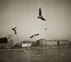 Magyarország, Budapest V., Széchenyi István (Ferenc József) tér, az Eötvös tér és a Dunakorzó épületei a Széchenyi Lánchídról nézve., 1939, Ebner, Budapest, Best of, Fortepan #92156