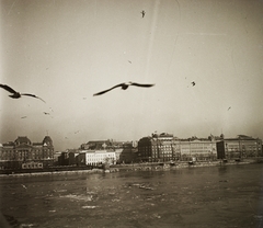 Magyarország, Budapest V., Széchenyi István (Ferenc József) tér, az Eötvös tér és a Dunakorzó épületei a Széchenyi Lánchídról nézve., 1939, Ebner, Budapest, Fortepan #92157