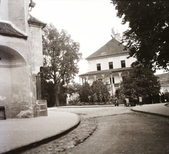 Szlovákia, Besztercebánya, balra a Szűz Mária mennybevitele templom, szemben a régi városháza épülete (később Galéria)., 1939, Ebner, Csehszlovákia, Első Szlovák Köztársaság, Fortepan #92161