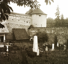 Szlovákia, Besztercebánya, Námestie Štefana Moyzesa (egykor Mátyás tér), katolikus temető. Háttérben a vár bástyája., 1939, Ebner, Csehszlovákia, temető, Első Szlovák Köztársaság, Fortepan #92178