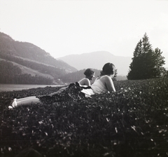 Austria, Grundlsee, Bräuhof., 1937, Ebner, lie in the grass, girls, Fortepan #92187