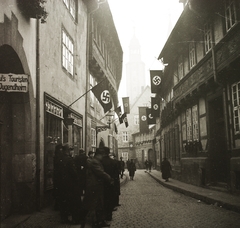 Németország, Goslar, Bergstrasse, háttérben a Marktkirche tornyai., 1939, Ebner, horogkereszt, zászlódísz, Fortepan #92204