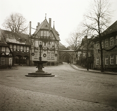 Németország, Goslar, Frankenberger Plan a Frankenberger Strasse felől nézve, szemben a Frankenberg Kolostor bejárata., 1939, Ebner, szökőkút, horogkereszt, Fortepan #92206