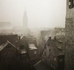 Németország, Nürnberg, kilátás a Kaiserburg-ból, háttérben a Sebalduskirche tornyai., 1939, Ebner, háztető, köd, Fortepan #92210