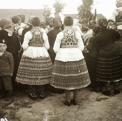 Magyarország, Sióagárd, Hősök tere, szemben a Kossuth utca. A felvétel az OMGE tanulmányi társaságának a községben tett látogatása alkalmával készült., 1936, Ebner, népviselet, rakott szoknya, Fortepan #92228