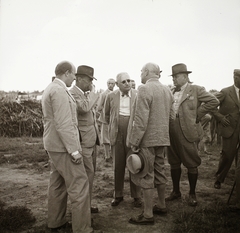 Hungary, középen napszemüveggel dr. Mutschenbacher Emil mezőgazdasági és közgazdasági író, az Országos Magyar Gazdasági Egyesület (OMGE) ügyvezető igazgatója., 1939, Ebner, hat in hand, Fortepan #92265