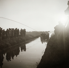 Hungary, Derekegyház, Weiss Manfréd báró örököseinek uradalma. Öntözőhajó működés közben, az öntözés céljára kialakított csatornarendszeren., 1937, Ebner, irrigation boat, Fortepan #92266