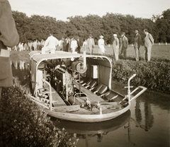 Hungary, Derekegyház, Weiss Manfréd báró örököseinek uradalma. Öntözőhajó az öntözés céljára kialakított csatornarendszeren., 1937, Ebner, irrigation boat, Fortepan #92271