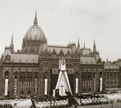 Magyarország, Budapest V., Kossuth Lajos tér, a Szent István emlékév megnyitó ünnepsége a Parlament előtt, 1938. május 30-án., 1938, Ebner, vallás, címer, Steindl Imre-terv, kereszt_jelkép, neogótika, eklektikus építészet, Budapest, nemzeti jelkép, megnyitó ünnepség, emlékév, Fortepan #92285