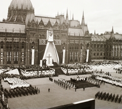 Magyarország, Budapest V., Kossuth Lajos tér, a Szent István emlékév megnyitó ünnepsége a Parlament előtt, 1938. május 30-án., 1938, Ebner, vallás, címer, Steindl Imre-terv, kereszt_jelkép, neogótika, eklektikus építészet, Budapest, nemzeti jelkép, megnyitó ünnepség, emlékév, Fortepan #92286