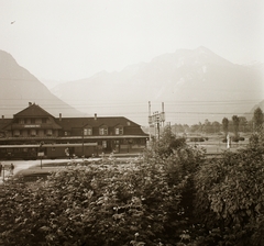 Switzerland, Interlaken, Interlaken-Ost vasútállomás., 1939, Ebner, mountain, train station, place-name signs, Fortepan #92295