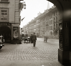 Switzerland, Bern, Kramgasse, a Zibelegässli (ekkor Zwiebelgässchen) sarkától a Zähringerbrunnen felé nézve., 1939, Ebner, bicycle, street view, cobblestones, cart, Fortepan #92301