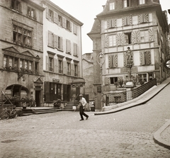 Switzerland, Neuchâtel, Rue du Château a Rue des Moulins sarkától nézve., 1939, Ebner, bicycle, sculpture, street view, cobblestones, Fortepan #92307