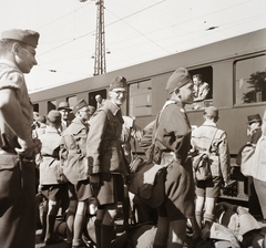 Hungary, Budapest XI., Kelenföldi pályaudvar., 1939, Ebner, uniform, smile, kids, backpack, scouting, train station, shorts, knee snocks, Budapest, Fortepan #92367