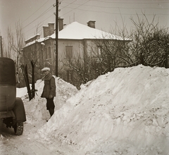 Magyarország, Budapest XII., Tóth Lőrinc utca, szemben az Ügyész utca sarkán álló ház., 1940, Ebner, tél, hó, Budapest, Fortepan #92385