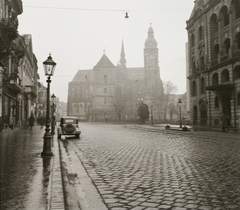 Slovakia, Košice, Fő tér (Hlavné namestie), jobbra az Állami Színház, szemben a Szent Erzsébet-főszékesegyház (Dóm), előtte az Orbán-torony., 1939, Ebner, national theater, pedestrian, street view, lamp post, cobblestones, Catholic Church, automobile, Cathedral, Adolf Láng-design, bell tower, Neo-Baroque-style, Martin Lindtner-design, Fortepan #92399