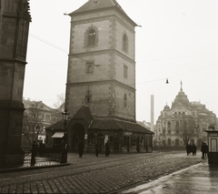 Slovakia, Košice, Fő tér (Hlavné namestie), szemben az Orbán-torony, jobbra az Állami Színház., 1939, Ebner, national theater, street view, lamp post, cobblestones, Catholic Church, Obelisk, Cathedral, Adolf Láng-design, bell tower, Neo-Baroque-style, Martin Lindtner-design, Fortepan #92400