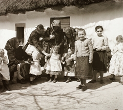 1939, Ebner, village, tableau, folk costume, thatch roof, kids, headscarf, Fortepan #92402