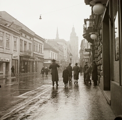 Slovakia, Košice, Malom utca (Mlynská ulica), szemben a Szent Erzsébet-főszékesegyház (Dóm) tornya., 1939, Ebner, pedestrian, street view, lamp post, Catholic Church, Cathedral, Fortepan #92405