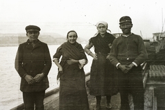 Hungary, Budapest II., a felvétel egy uszály fedélzetén készült a Dunán, a Széchenyi Lánchíd és a Parlament között. Balra a Bem (Margit) rakpart házsora., 1930, Ebner, ship, folk costume, sailor, headscarf, Budapest, Fortepan #92421