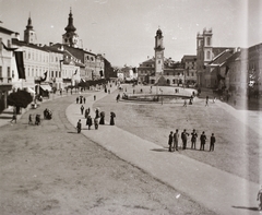 Szlovákia, Besztercebánya, Szlovák Nemzeti Felkelés (Slovenského národného povstania) tér (IV. Béla király tér), szemben az Óratorony, jobbra a Xavéri Szent Ferenc-székesegyház., 1915, Ebner, zászló, tér, járókelő, toronyóra, székesegyház, óratorony, Fortepan #92436