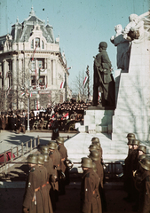 Magyarország, Nyíregyháza, Kossuth tér, jobbra a Kossuth szobor. Ünnepség a frontról hazatért katonák tiszteletére a Városháza előtt., 1941, Fortepan, színes, Kossuth Lajos-ábrázolás, Fortepan #92461