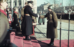 Magyarország, Nyíregyháza, Kossuth tér, ünnepség a frontról hazatért katonák tiszteletére a Városháza előtt 1941. november 17-én. Horthy Miklós kormányzó az ünnepség keretében kitüntetést ad át. Mellette Keresztes-Fischer Lajos altábornagy, hátul Bartha Károly vezérezredes, honvédelmi miniszter., 1941, Fortepan, híres ember, színes, rendőr, testőr, kézfogás, Fortepan #92462