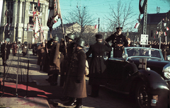 Magyarország, Nyíregyháza, Kossuth tér, ünnepség a frontról hazatért katonák tiszteletére a Városháza előtt 1941. november 17-én. Horthy Miklós kormányzó érkezése., 1941, Fortepan, híres ember, színes, Mercedes-márka, tisztelgés, dupla soros kabát, Fortepan #92463