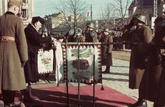 Magyarország, Nyíregyháza, Kossuth tér, ünnepség a frontról hazatért katonák tiszteletére a Városháza előtt 1941. november 17-én. Balra Horthy Miklósné, mint zászlóanya., 1941, Fortepan, színes, Fortepan #92466