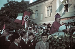 Románia,Erdély, Beszterce, Fa utca (strada Liviu Rebreanu) a magyar csapatok bevonulása idején. A felvétel 1940. szeptember 8-án készült., 1940, Fortepan, területgyarapodás, színes, zászló, horogkereszt, népviselet, szónoklat, Fortepan #92482