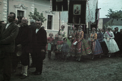 Szerbia, Doroszló, Templom (később Nikola Tesla) utca, háttérben a Községháza. Kisboldogasszony-napi körmenet., 1941, Fortepan, színes, népviselet, Fortepan #92488