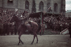 Románia,Erdély, Kolozsvár, Fő tér a magyar csapatok bevonulása idején, a Szent Mihály-templom előtti emelvénynél Horthy Miklós. A felvétel 1940. szeptember 15-én a kormányzói fogadó ünnepségen készült., 1940, Fortepan, területgyarapodás, színes, nemzeti jelkép, Fortepan #92494