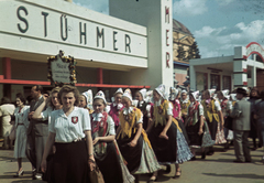 Magyarország, Városliget,Budapesti Nemzetközi Vásár, Budapest XIV., háttérben az Iparcsarnok épülete., 1942, Fortepan, színes, népviselet, Budapest, Mözsi népviselet, Stühmer Frigyes csokoládégyár, Fortepan #92520