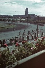 Magyarország, Budapest VIII., Kerepesi úti Ügetőpálya, háttérben az OTI székház tornya. A Nemzeti Lovarda rendezvénye a Szent István-hét alkalmából., 1941, Fortepan, színes, Budapest, Fortepan #92521