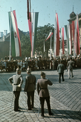 Magyarország, budai Vár, Budapest I., Szentháromság tér a Mátyás-templom mellett, szemben a Tárnok utca., 1940, Fortepan, színes, zászló, Budapest, Fortepan #92527