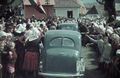 Románia,Erdély, Észak-Erdély. A felvétel a magyar csapatok bevonulása idején készült., 1940, Fortepan, színes, zászló, tömeg, integetés, automobil, rendszám, országjelzés, székely, rokolya, Fortepan #92581