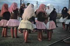 Slovakia, Bina, leányok népviseletben a vasútállomáson., 1939, Fortepan, colorful, women, folk costume, blanket, Fortepan #92585