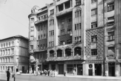 Magyarország, Budapest VIII., Baross utca, szemben a Koszorú utca., 1957, UVATERV, cégtábla, kárpitos, Budapest, épületdísz, Fortepan #9259