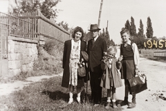 Magyarország, Budapest II., Dombos (Szentkereszt) utca a Máriaremetei út felé nézve., 1945, Fortepan/Album002, Budapest, úriember, hölgy, kerítés, kamasz, fiú, kislány, Fortepan #92612