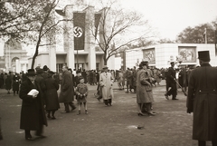 Magyarország, Városliget,Budapesti Nemzetközi Vásár, Budapest XIV., balra a háttérben az Iparcsarnok., 1941, Fortepan/Album002, zászló, horogkereszt, Budapest, Fortepan #92614