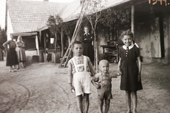 1944, Fortepan/Album002, smile, arms crossed over the chest, yard, girl, hold hands, kid, mother, village, ladder, Fortepan #92627