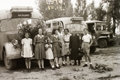 Hungary, Budapest, balról a Budapestvidéki Autóbuszközlekedési Részvénytársaság (BART) két Opel Blitz típusú autóbusza., 1946, Fortepan/Album002, bus, lady, tableau, teenager, boy, girl, Fortepan #92637